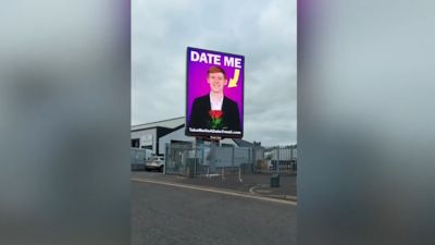 英23歲母胎男「做廣告看板徵友」　放高速公路旁竟真的約到人！