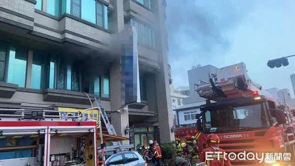 ▲▼ 台南安平一棟4樓透天厝火警,警消緊急部下水線灌救 。(圖/記者林悅翻攝)