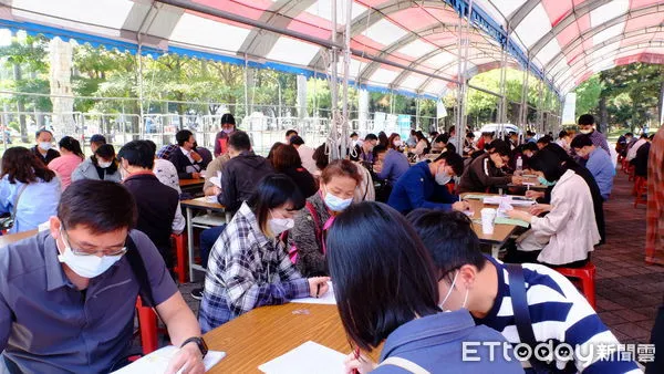 ▲最高「月領8萬!」台中10月豪推17場徵才活動釋8000職缺。(圖/台中市勞工局提供)