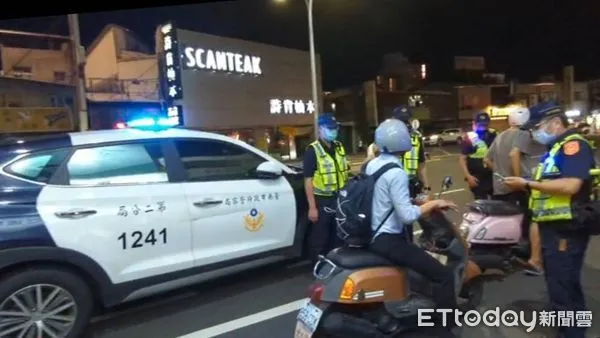 ▲台南市警二分局員警,在全國擴大臨檢勤務中,即以強力路檢結合威力臨檢掃蕩之勤務,總計查獲毒品案4件8人、取締酒後駕車送辦3件3人。(圖/記者林悅翻攝,下同)