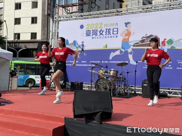▲▼台中市政府慶祝台灣女孩日7周年，下午舉辦公益路跑，吸引400人參加，全程3公里，其中還有30名身障視障參與，充份展現女力。（圖／記者鄧木卿攝，下同）