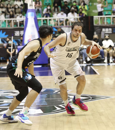 ▲鉑伊首次感受鋼鐵主場威力,看到滿場球迷非常開心,更期許自己能對球隊做出更多的貢。(圖/高雄鋼鐵人提供)