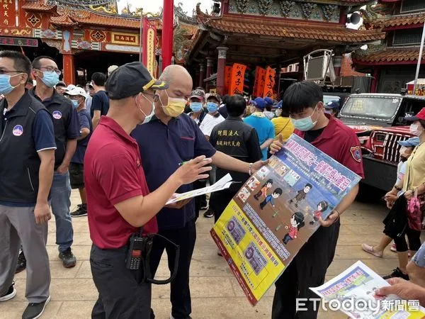 ▲適逢吳三王聖誕,全台各地的分靈就會回到南鯤鯓祖廟來謁祖進香,遶境活動期間,台南市消防局第三救災救護大隊,除加強爆竹煙火安全宣導外,並嚴格來取締違法情事。(圖/記者林悅翻攝,下同)