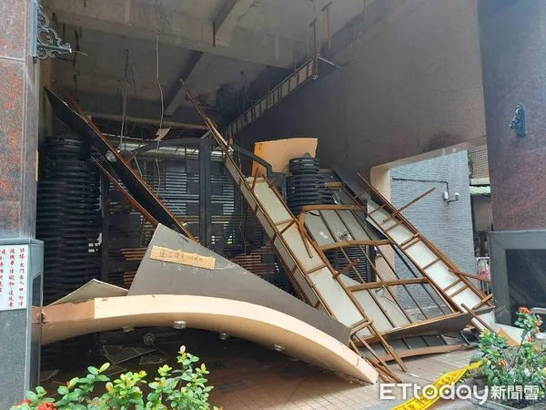 ▲▼新店區安民街社區大樓中庭輕鋼架崩塌 。(圖/記者陳以昇翻攝)