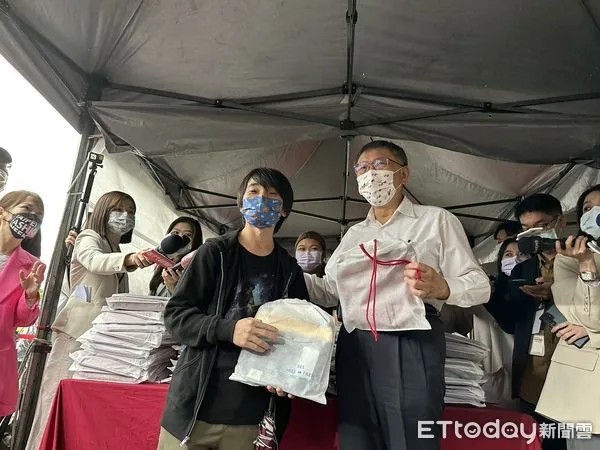 ▲▼台北市長柯文哲、無黨籍台北市長參選人黃珊珊出席台北市政府前升旗典禮。(圖/記者袁茵攝)