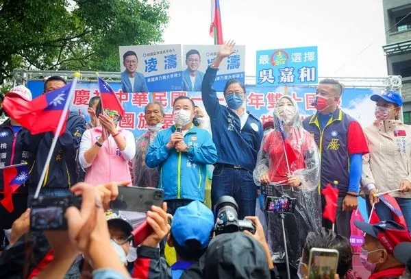 ▲颱風吹落數萬面國旗,國旗屋主曝他送國旗