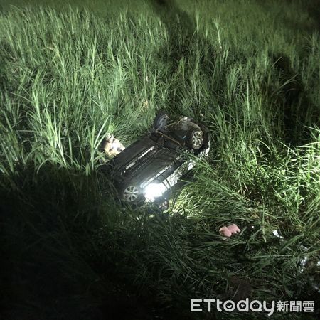 ▲台南市後壁區日光石頭博物館前台1線南下處,在11日凌晨傳出自小客車行經該處時,衝破護欄摔邊坡,消防人員合力救出1名18歲王姓女子,以救護車送醫急救。(圖/記者林悅翻攝,下同)