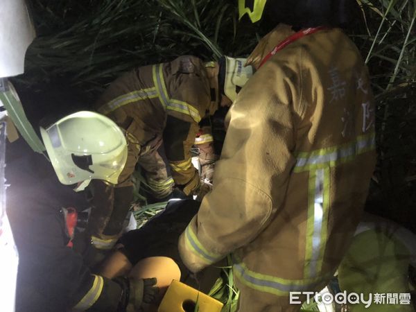 ▲台南市後壁區日光石頭博物館前台1線南下處,在11日凌晨傳出自小客車行經該處時,衝破護欄摔邊坡,消防人員合力救出1名18歲王姓女子,以救護車送醫急救。(圖/記者林悅翻攝,下同)