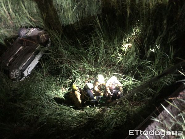 ▲台南市後壁區日光石頭博物館前台1線南下處,在11日凌晨傳出自小客車行經該處時,衝破護欄摔邊坡,消防人員合力救出1名18歲王姓女子,以救護車送醫急救。(圖/記者林悅翻攝,下同)