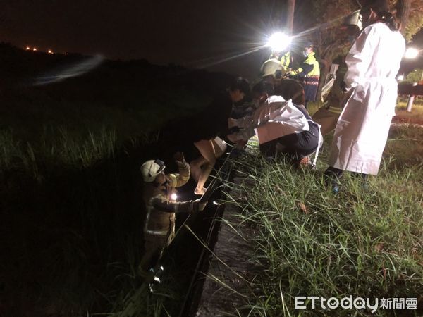 ▲台南市後壁區日光石頭博物館前台1線南下處,在11日凌晨傳出自小客車行經該處時,衝破護欄摔邊坡,消防人員合力救出1名18歲王姓女子,以救護車送醫急救。(圖/記者林悅翻攝,下同)