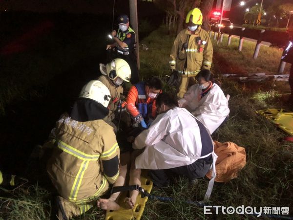 ▲台南市後壁區日光石頭博物館前台1線南下處,在11日凌晨傳出自小客車行經該處時,衝破護欄摔邊坡,消防人員合力救出1名18歲王姓女子,以救護車送醫急救。(圖/記者林悅翻攝,下同)