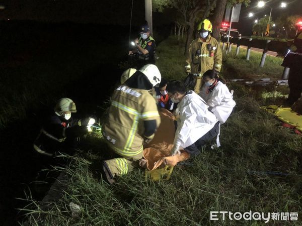▲台南市後壁區日光石頭博物館前台1線南下處,在11日凌晨傳出自小客車行經該處時,衝破護欄摔邊坡,消防人員合力救出1名18歲王姓女子,以救護車送醫急救。(圖/記者林悅翻攝,下同)