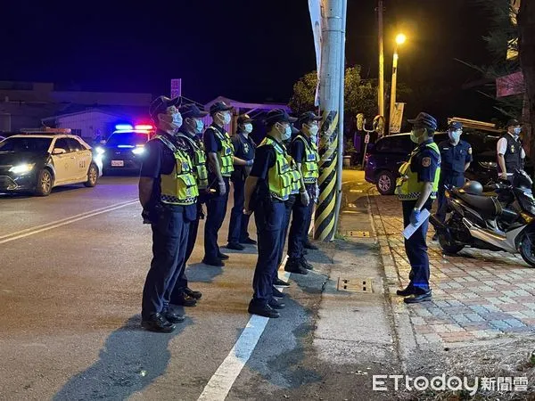 ▲恆春警分局長林明波帶隊執行臨檢勤務,查獲3名通緝犯 。(圖/記者陳崑福翻攝,下同)