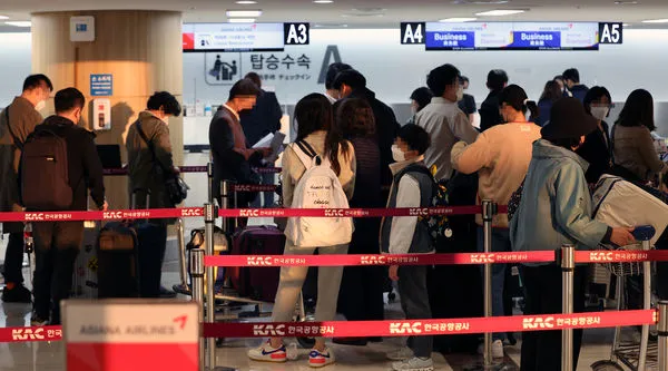 ▲▼日本11日開放免遷入境旅遊,當天金浦機場韓亞航空櫃檯擠滿準備搭機飛往東京羽田的旅客。(圖/達志影像/newscom)