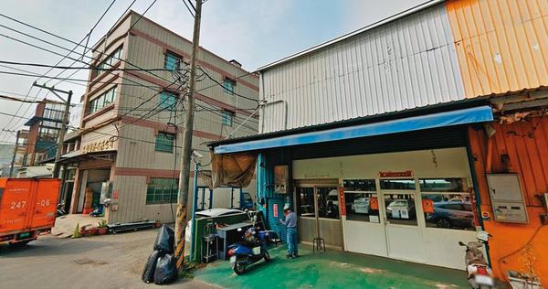 攻衛(箭頭處)位於高雄仁武工業區內,工廠隱身在鐵皮屋,卻是國軍防彈布料幕後承製廠商。(翻攝Google Maps)