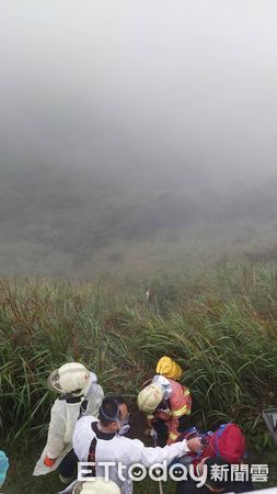 ▲▼ 瑞芳貂山古道起大霧!車輛「墜邊坡」 。(圖/記者郭世賢翻攝)