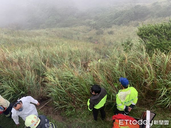 ▲▼ 瑞芳貂山古道起大霧!車輛「墜邊坡」 。(圖/記者郭世賢翻攝)