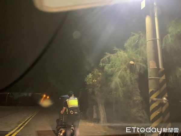 ▲▼一輛電動四輪車沒電「顧路」,警方徒步推了1公里順利送回家,渾身是汗。(圖/民眾提供,下同)
