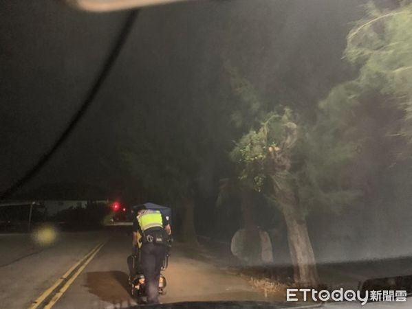 ▲▼一輛電動四輪車沒電「顧路」,警方徒步推了1公里順利送回家,渾身是汗。(圖/民眾提供,下同)