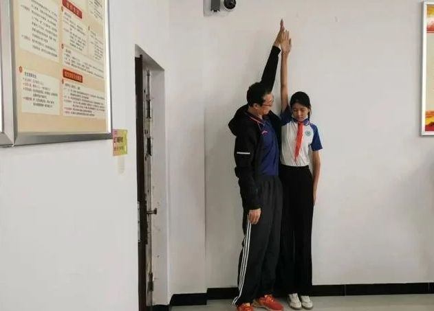 ▲▼12歲女童身高190公分，還沒畢業就被河南體育局找上，準備加入排球隊。（圖／翻攝微博）