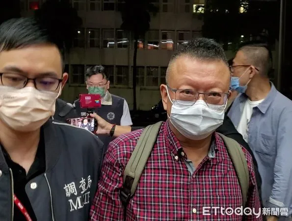 ▲▼珍菌堂集團利用投資牛樟芝為名非法吸金逾20億元,主嫌集團總裁劉偉甫(黑衣者)、總經理莊立平(紅衣者)被移送台北地檢署複訊。(圖/記者黃哲民攝)