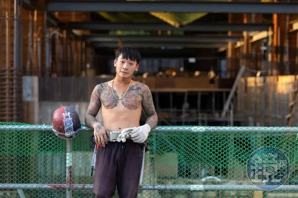 22歲的台中鷹架工阿虎已入行5年,他靠雙手拚出自己滿意的獨立生活。