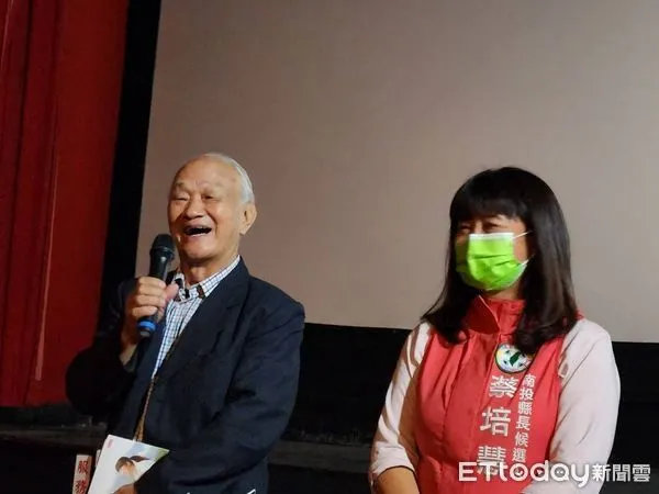 ▲蔡培慧(右)邀請資深詩人吳晟與南投鄉親進行觀影文學交流。(圖/蔡培慧競選總部提供,下同)