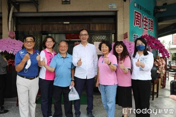 ▲朱立倫到屏東市長候選人周佳琪的競選總部 。(圖/記者陳崑福翻攝,下同)