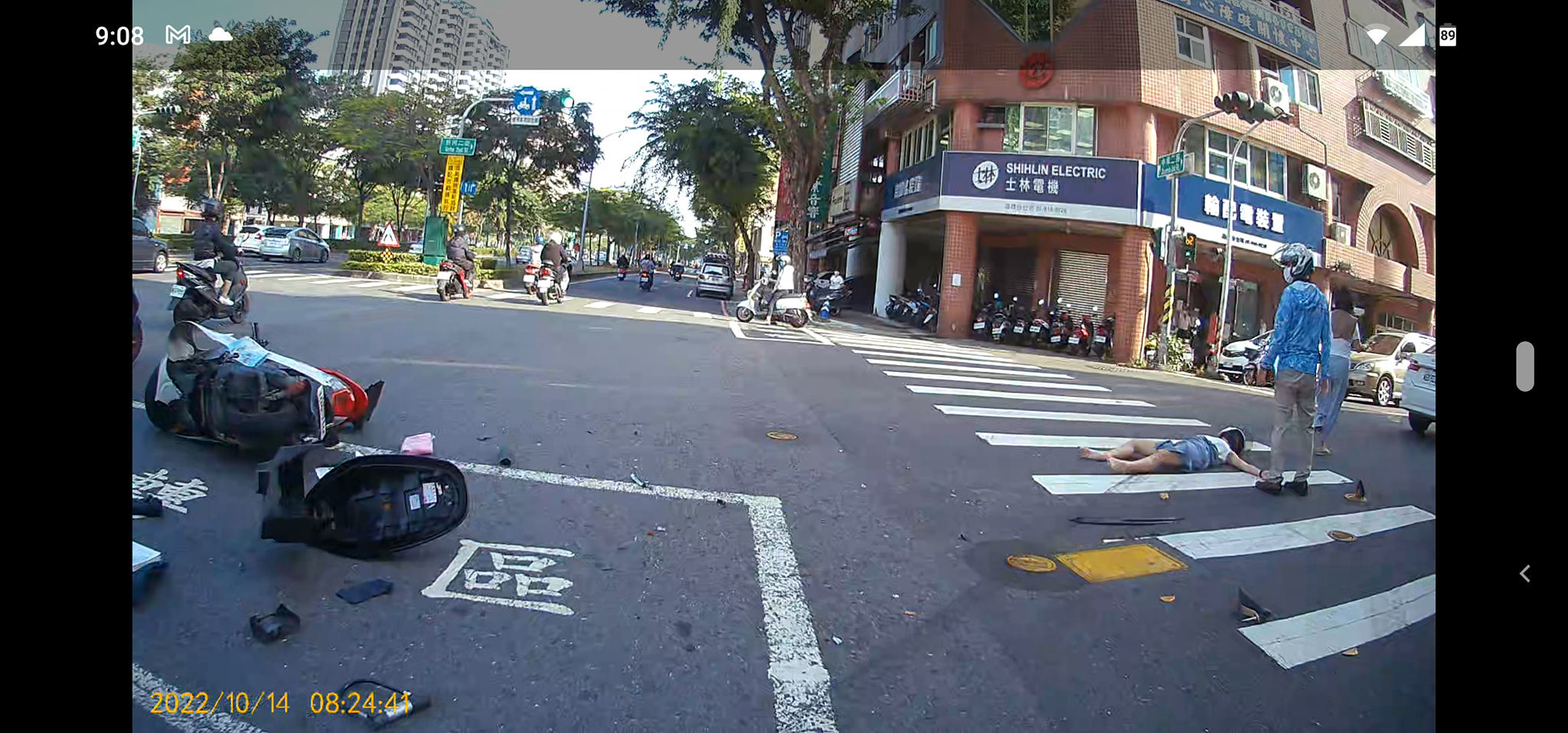 ▲▼高雄中華二路熱河二街14日早上車禍。(圖/翻攝高雄大小事)