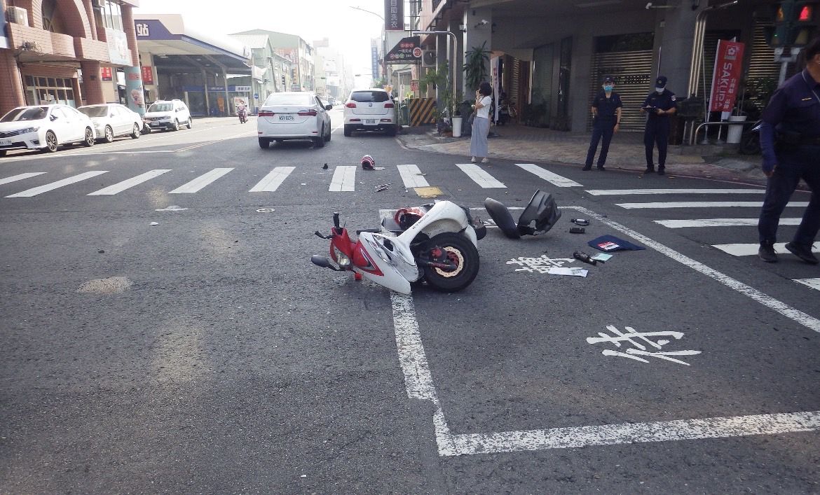 ▲▼高雄驚悚車禍!女騎士噴滾斑馬線一動也不動 疑肋骨斷裂搶救中。(圖/讀者提供)