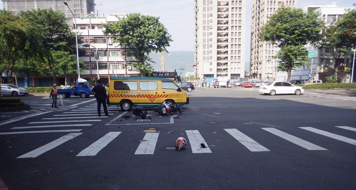 ▲▼高雄驚悚車禍!女騎士噴滾斑馬線一動也不動 疑肋骨斷裂搶救中。(圖/讀者提供)