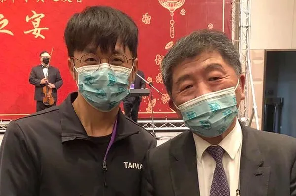 台北市議員徐巧芯曬出陳時中、焦糖哥哥合照,「2個人的緣分從這裡開始」。(圖/翻攝自Facebook/徐巧芯)