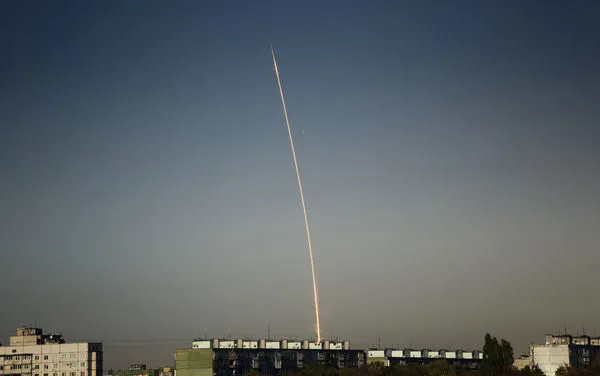 ▲▼ 俄羅斯2022年9月9日自邊境的別爾哥羅德地區朝烏克蘭發射火箭彈。(圖/達志影像/美聯社)