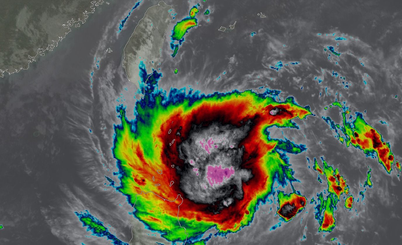 ▲熱帶低壓強度已達颱風等級,下午有望升格為颱風尼莎。(圖/翻攝自Facebook/台灣颱風論壇|天氣特急)