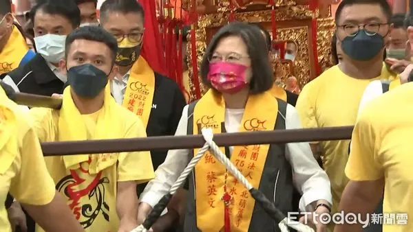 ▲▼葫蘆寺建廟75週年水陸除瘟巡安起駕大典,蔡英文扶轎。(圖/攝影中心攝)