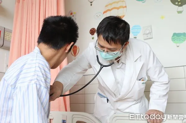 ▲陳明群醫師表示,小宇急性腎損傷和避免肺部呼吸功能惡化的治療方法是相互衝突的,需謹慎拿捏病患補充的輸液量多寡。(圖/慈濟醫學中心提供,下同)