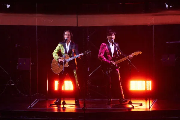 ▲▼ 動力火車2度唱進高雄巨蛋,從12米高的電梯舞台空降開場。(圖/華研國際提供)