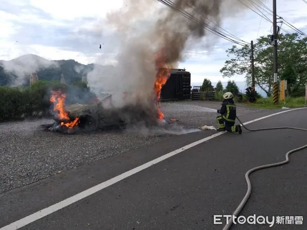 ▲▼嘉義縣番路鄉阿里山公路48.2公里處發生汽車火警。(圖/記者翁伊森攝)