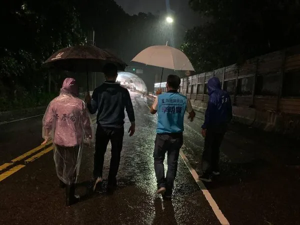 ▲▼國民黨台北市長參選人蔣萬安晚間趕往勘災。(圖/蔣萬安臉書)