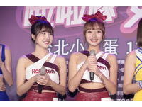 ▲▼中華職棒五隊啦啦隊人氣女神12/18將齊聚小巨蛋舉行「啦啦隊女神Hot Show」，今天五對各派兩位女神出席售票記者會。左起分別為：味全：拉拉、心璇；富邦：安娜、潔米；樂天：孟潔、林襄；中信：林可、畇二；統一：瑟七、少少。近期鬧出抽菸風波的林襄不願對此問題多談。（圖／記者湯興漢攝）