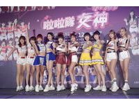 ▲▼中華職棒五隊啦啦隊人氣女神12/18將齊聚小巨蛋舉行「啦啦隊女神Hot Show」，今天五對各派兩位女神出席售票記者會。左起分別為：味全：拉拉、心璇；富邦：安娜、潔米；樂天：孟潔、林襄；中信：林可、畇二；統一：瑟七、少少。近期鬧出抽菸風波的林襄不願對此問題多談。（圖／記者湯興漢攝）