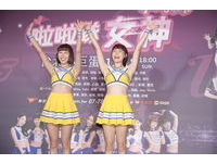 ▲▼中華職棒五隊啦啦隊人氣女神12/18將齊聚小巨蛋舉行「啦啦隊女神Hot Show」，今天五對各派兩位女神出席售票記者會。左起分別為：味全：拉拉、心璇；富邦：安娜、潔米；樂天：孟潔、林襄；中信：林可、畇二；統一：瑟七、少少。近期鬧出抽菸風波的林襄不願對此問題多談。（圖／記者湯興漢攝）