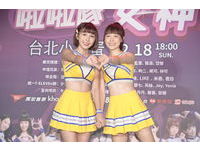▲▼中華職棒五隊啦啦隊人氣女神12/18將齊聚小巨蛋舉行「啦啦隊女神Hot Show」，今天五對各派兩位女神出席售票記者會。左起分別為：味全：拉拉、心璇；富邦：安娜、潔米；樂天：孟潔、林襄；中信：林可、畇二；統一：瑟七、少少。近期鬧出抽菸風波的林襄不願對此問題多談。（圖／記者湯興漢攝）