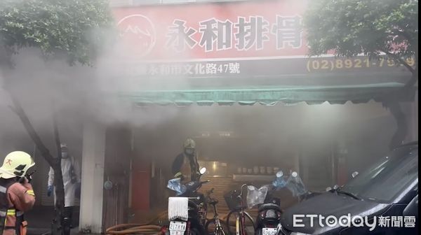 ▲▼永和知名排骨酥店早上發生火警。(圖/民眾提供)