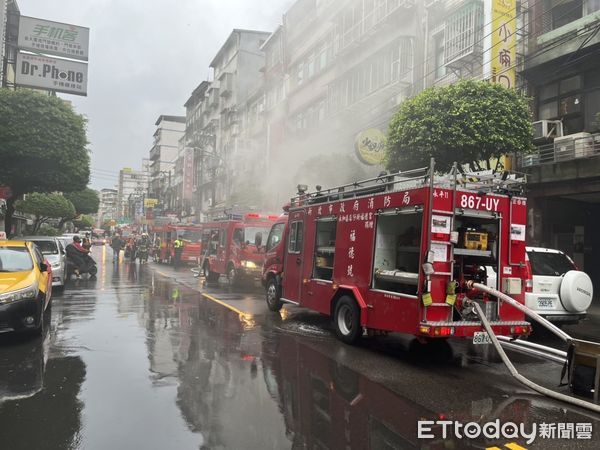 ▲▼永和知名排骨酥店早上發生火警。(圖/民眾提供)