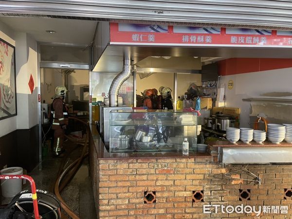 ▲▼永和知名排骨酥店早上發生火警。(圖/民眾提供)