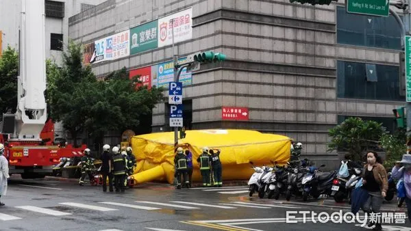 ▲▼一名女子在大樓頂部有輕生意圖,消防人員在地面架設氣墊。。(圖/記者黃彥傑攝)