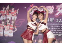 ▲▼中華職棒五隊啦啦隊人氣女神12/18將齊聚小巨蛋舉行「啦啦隊女神Hot Show」，今天五對各派兩位女神出席售票記者會。左起分別為：味全：拉拉、心璇；富邦：安娜、潔米；樂天：孟潔、林襄；中信：林可、畇二；統一：瑟七、少少。近期鬧出抽菸風波的林襄不願對此問題多談。（圖／記者湯興漢攝）