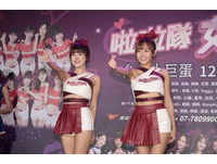 ▲▼中華職棒五隊啦啦隊人氣女神12/18將齊聚小巨蛋舉行「啦啦隊女神Hot Show」，今天五對各派兩位女神出席售票記者會。左起分別為：味全：拉拉、心璇；富邦：安娜、潔米；樂天：孟潔、林襄；中信：林可、畇二；統一：瑟七、少少。近期鬧出抽菸風波的林襄不願對此問題多談。（圖／記者湯興漢攝）