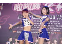 ▲▼中華職棒五隊啦啦隊人氣女神12/18將齊聚小巨蛋舉行「啦啦隊女神Hot Show」，今天五對各派兩位女神出席售票記者會。左起分別為：味全：拉拉、心璇；富邦：安娜、潔米；樂天：孟潔、林襄；中信：林可、畇二；統一：瑟七、少少。近期鬧出抽菸風波的林襄不願對此問題多談。（圖／記者湯興漢攝）